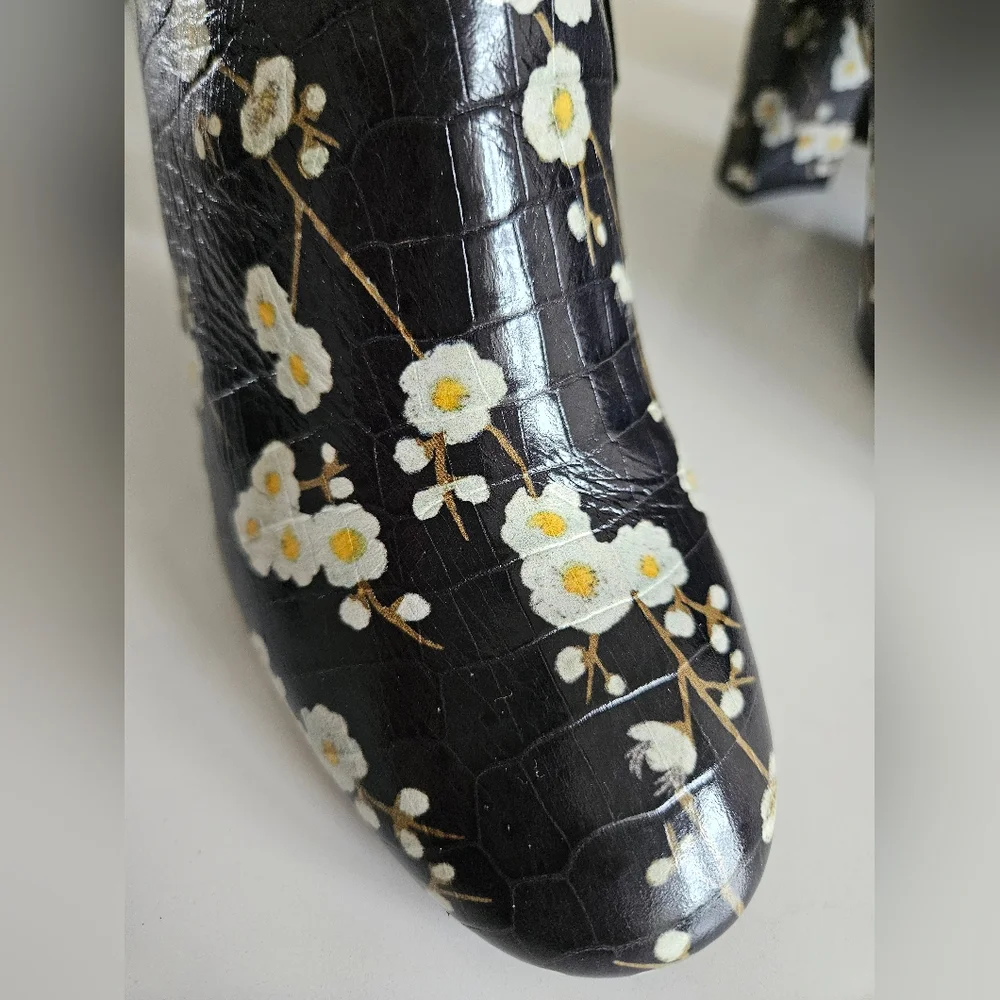 Massimo Dutti Zara Leather Ankle Boots with flowers US 7.5 - Picture 8 of 13